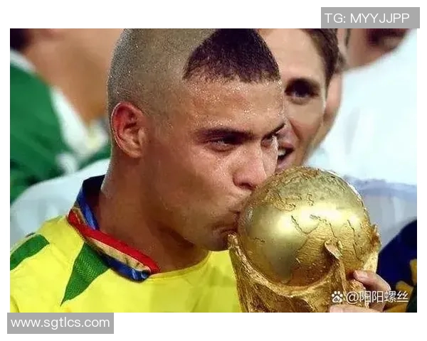 20世纪十大足球巨星传奇人物与他们的辉煌成就回顾